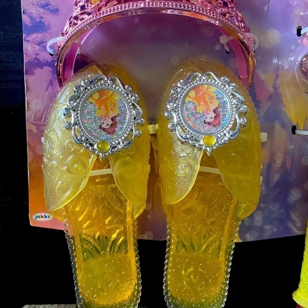 NWT-DISNEY-BELLE ACCESSORY SET